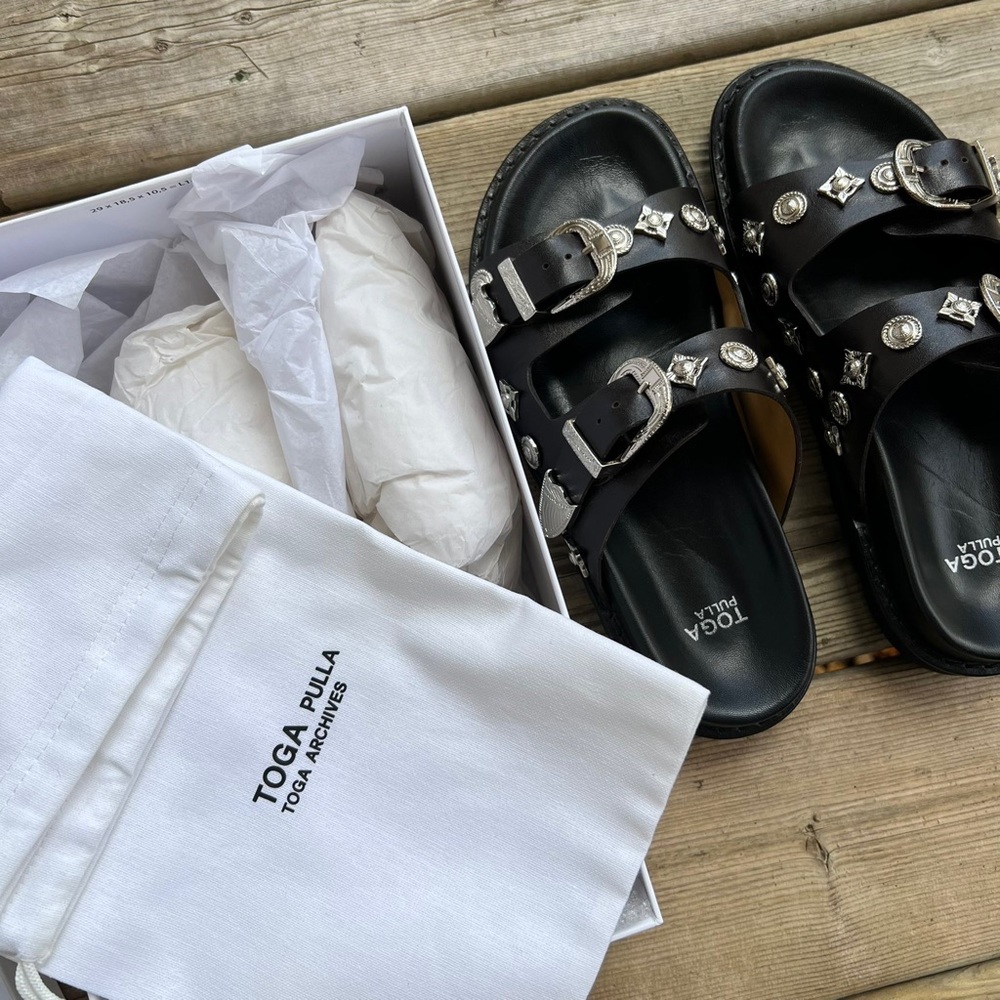 TOGA PULLA Black Double Buckle Charms Sandals